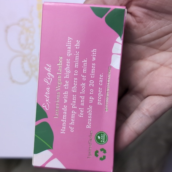 Divine world of lashes lush - Picture 2 of 5